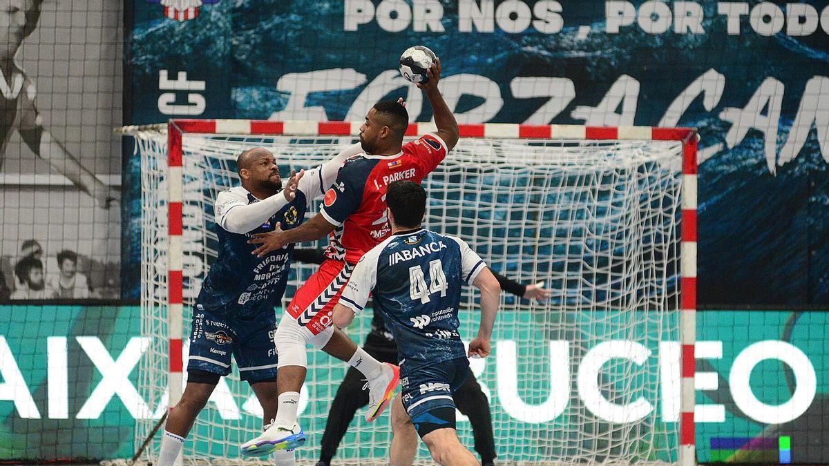 Rivero y Santi López tratan de frenar a James Parker en una acción del Frigoríficos-EON Alicante.