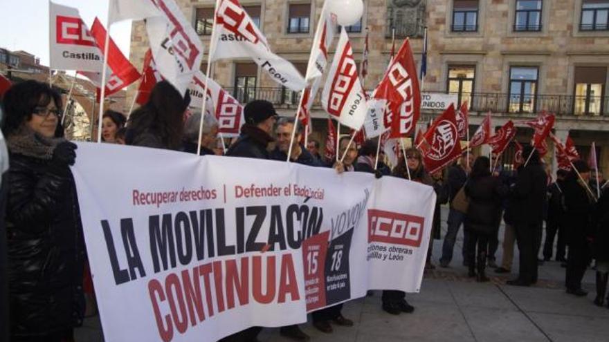 Los manifestantes, a la entrada de la patronal zamorana.