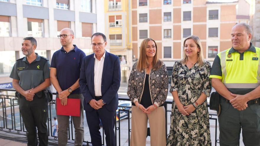 Barcones, delegada del Gobierno central en Castilla y León (segunda por la derecha) en Zamora junto al subdelegado en Zamora Ángel Blanco, y responsables de Tráfico.