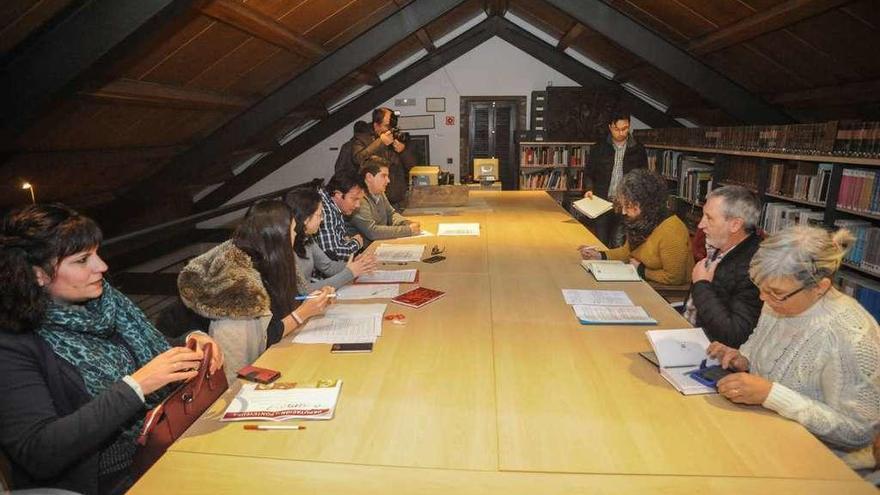 Reunión del cuatripartito ayer en el Museo do Viño de Cambados. // Iñaki Abella