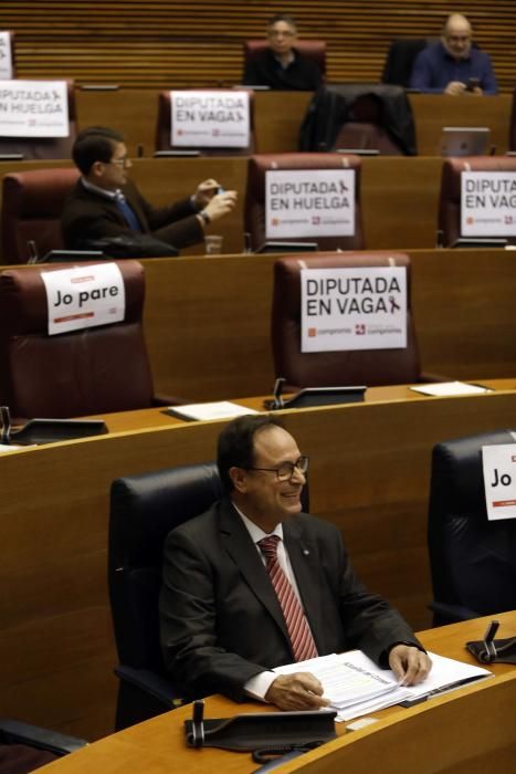 Escaños vacíos en Las Corts por el Día de la Mujer