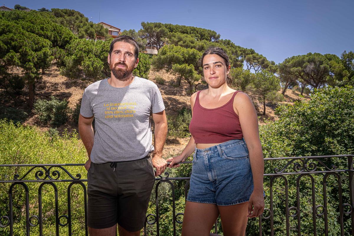 Laia Tort y Andreu López, vecinos de la carretera de les Aigües, durante la entrevista en la que muestran su preocupación por el estado de dejadez del parque natural de Collserola y el riesgo de que pueda producirse un incendio en la zona. Barcelona, 14 de julio de 2026