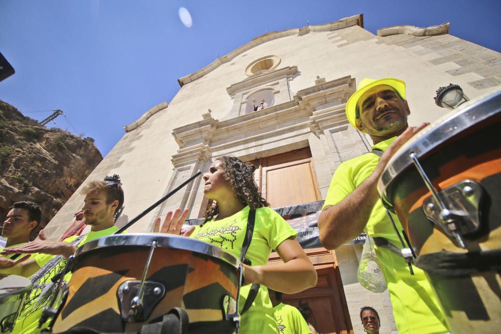 La ermita de San Roque congrega a decenas de personas para comenzar los festejos patronales y de Moros y Cristianos