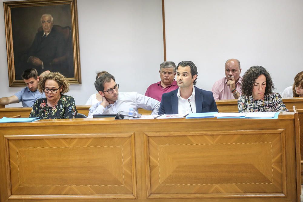 El pleno de Torrevieja aprueba el plan económico con recortes en subvenciones
