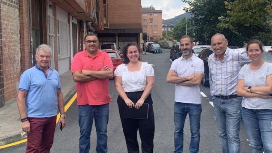 Por la izquierda, Raimundo Díaz, los técnicos Juan Carlos Álvarez y Leire Gabilondo, Ángel García y Raquel Estrada, también trabajadora municipal, que aparece entre Francisco Iglesias y Leopoldo Iglesias, de la empresa adjudicataria.