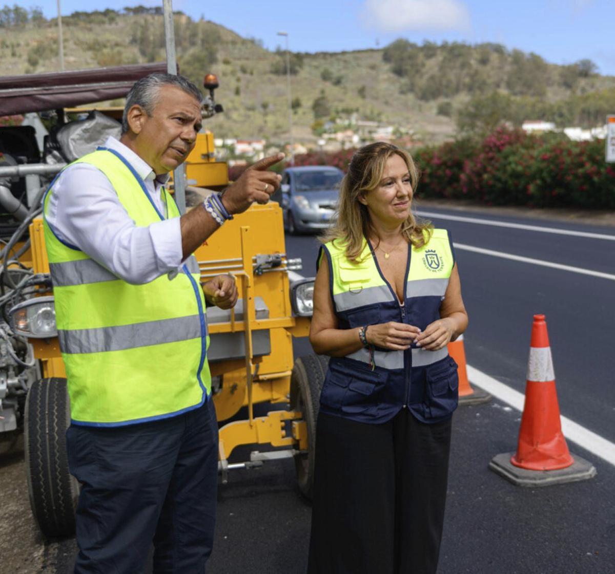 La presidenta Rosa Dávila y el consejero de Carreteras, Dámaso Arteaga. |  | ED