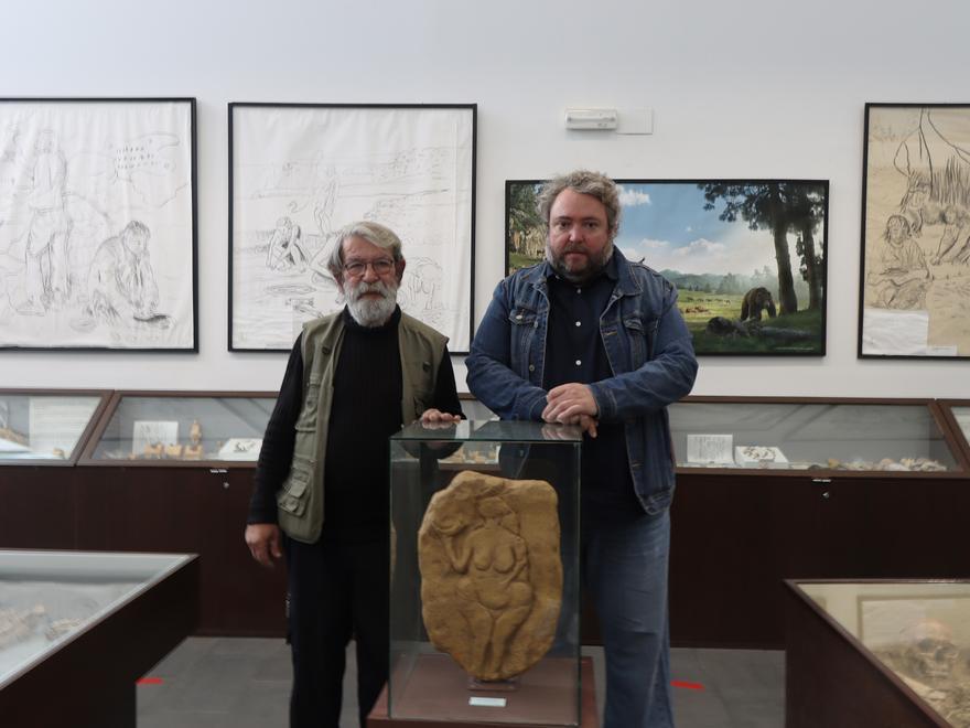 El arqueólogo Julián Ramos y el productor Manuel Navarro, en el Centro de Interpretación de Cuevas de La Araña.