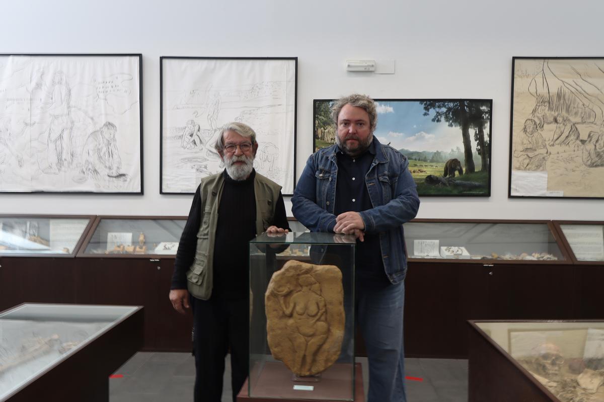 El arqueólogo Julián Ramos y el productor Manuel Navarro, en el Centro de Interpretación de Cuevas de La Araña.