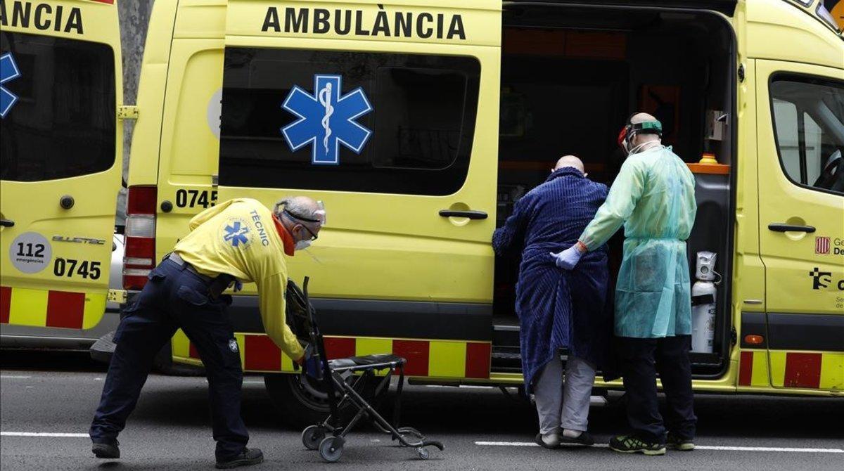 El Servei d’Emergències Mèdiques traslada al hospital a un paciente con síntomas de coronavirus. 