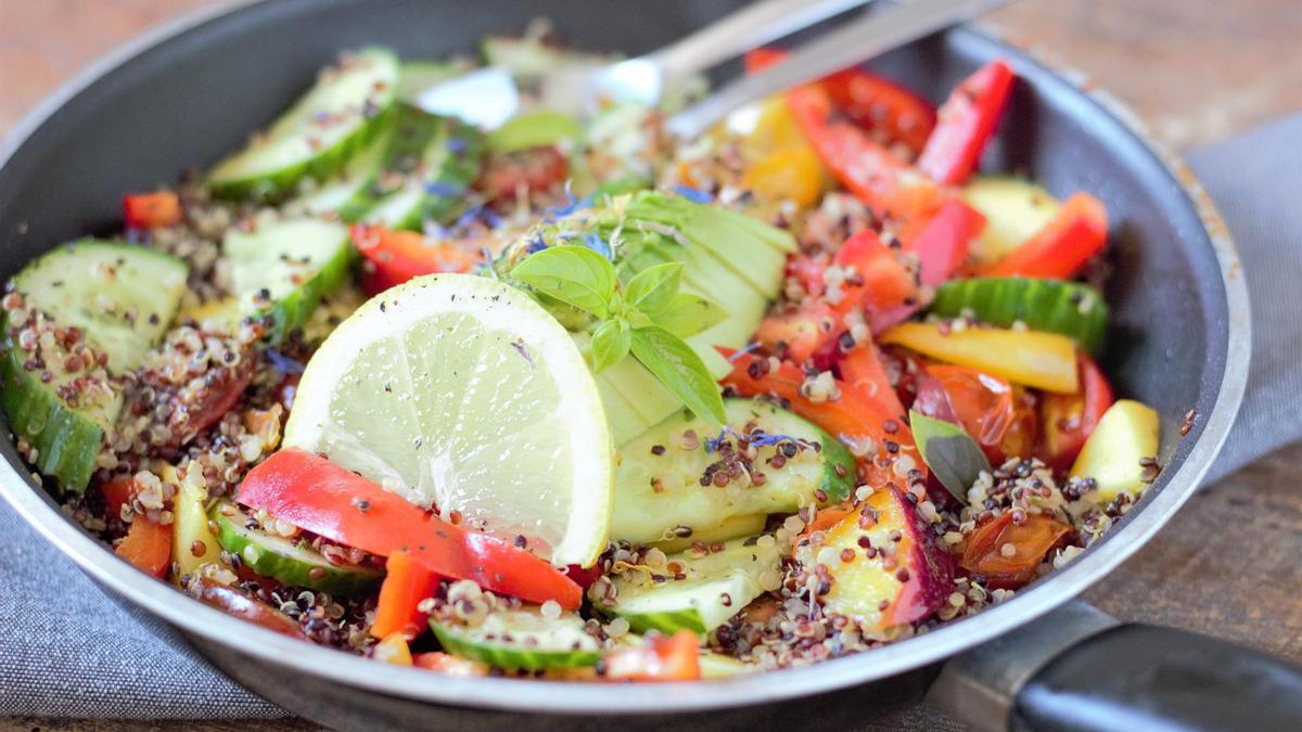 La receta de ensalada de quinoa perfecta para llevar en el tupper a la universidad o la oficina.