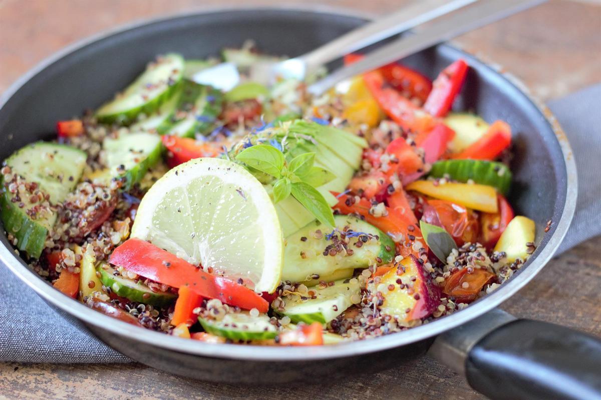 La receta de ensalada de quinoa perfecta para llevar en el tupper a la universidad o la oficina.