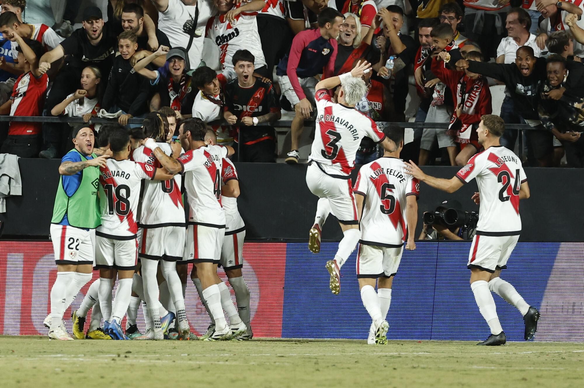 MADRID, 31/08/2025.- Los jugadores del Rayo celebran el primer gol del equipo durante el partido de la tercera jornada de LaLiga entre el Rayo Vallecano y el FC Barcelona, este domingo en el estadio de Vallecas. EFE/Chema Moya