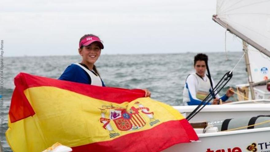 María Perelló mit der spanischen Flagge, nachdem sie zur Weltmeisterin erklärt wurde