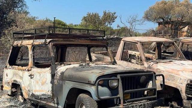 Vehicles calcinats per l’incendi que afecta les Gavarres.  | ACN