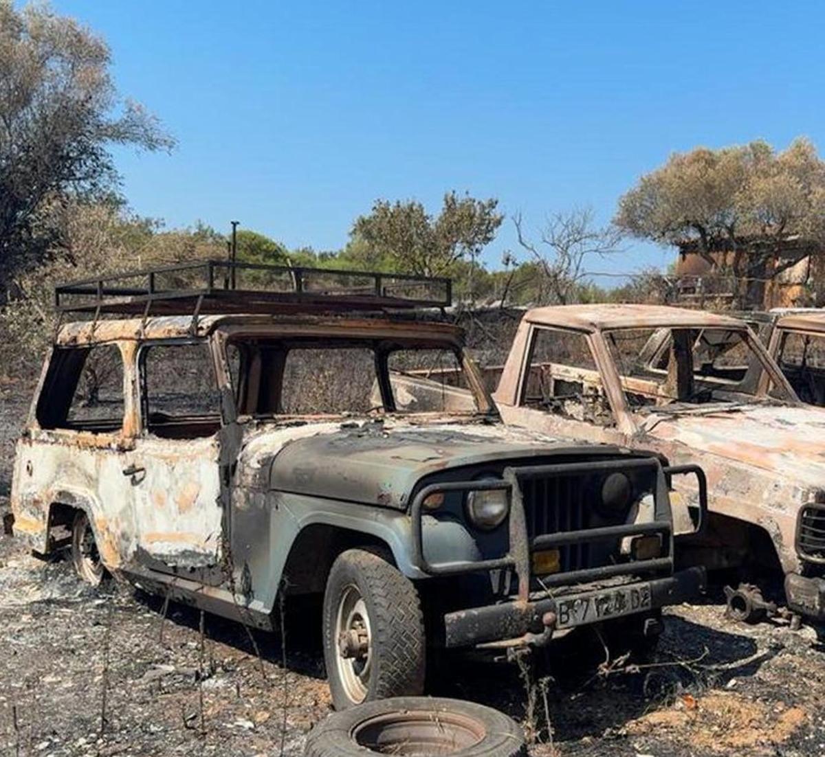 Vehicles calcinats per l’incendi que afecta les Gavarres. | ACN