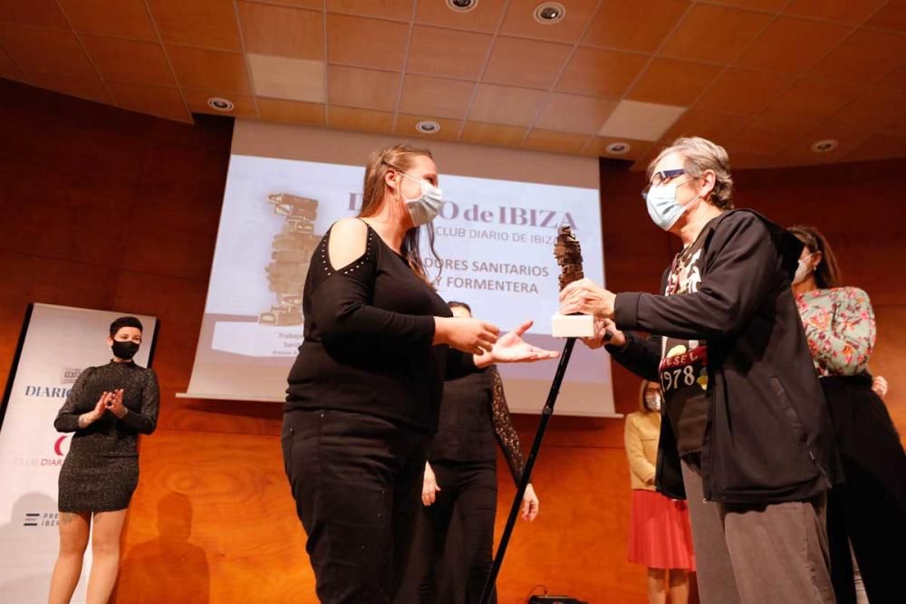 Inmaculada Muñoz (técnica de laboratorio del Área de Salud de Eivissa y Formentera) recibe la estatuilla de manos de  Christian Bernard Radtke, que padeció coronavirus.