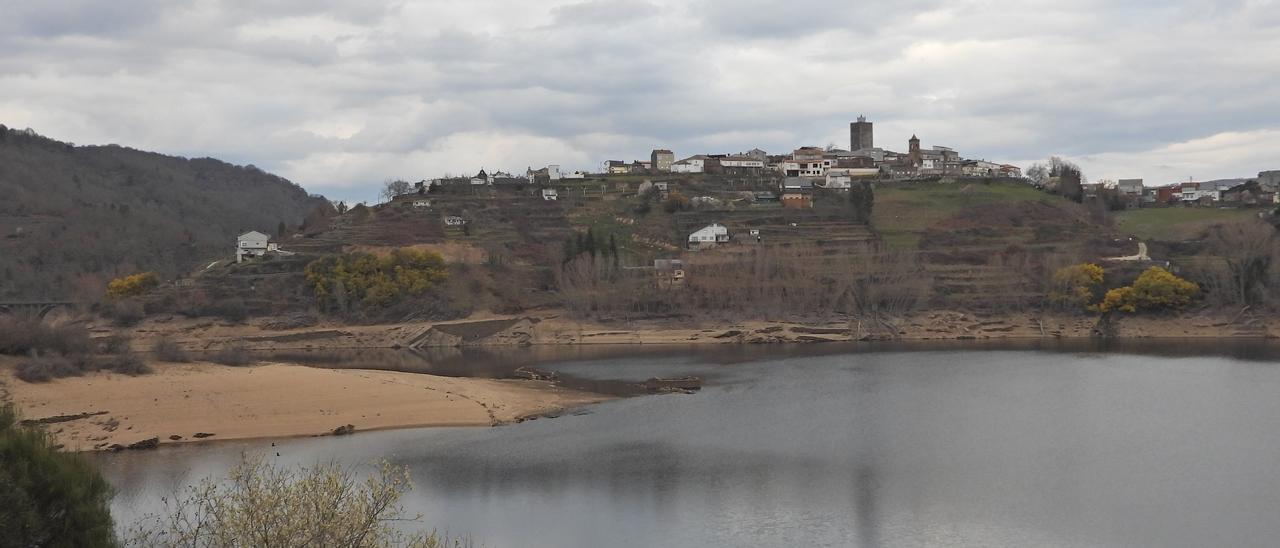 Embalse de Viana do Bolo con el nivel por debajo de lo normal, en una imagen reciente.