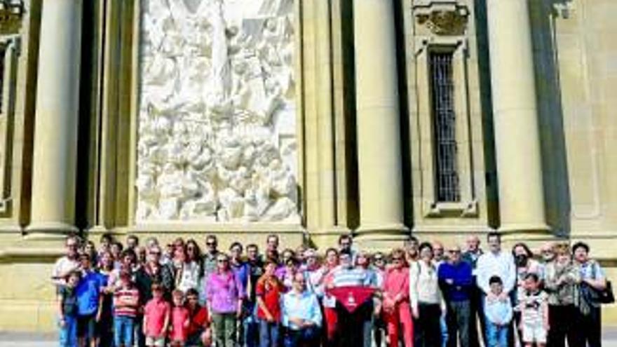 Ofrenda a la Virgen en la Pilarada de las Familias