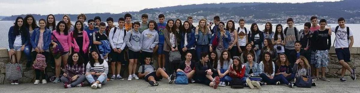 Los chavales marinenses y franceses posan en el mirador de Mogor, en Marín. // FdV