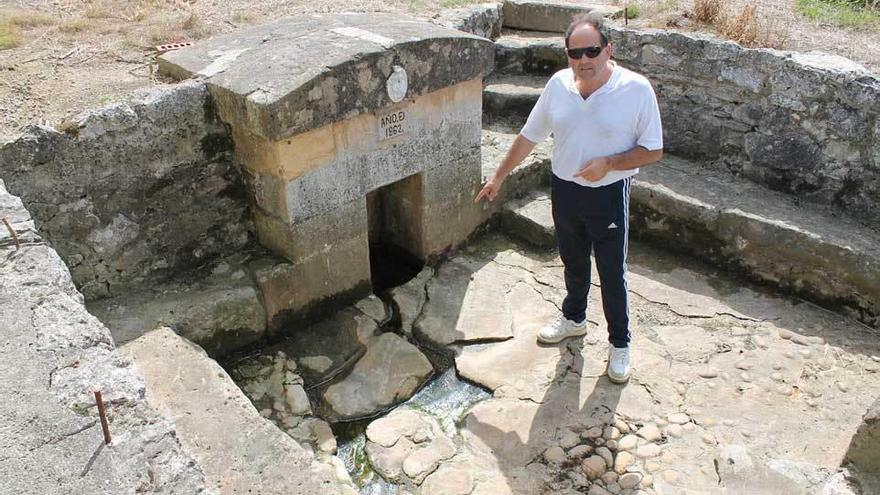 Patricio Prado señala las aguas verdosas de la fuente.