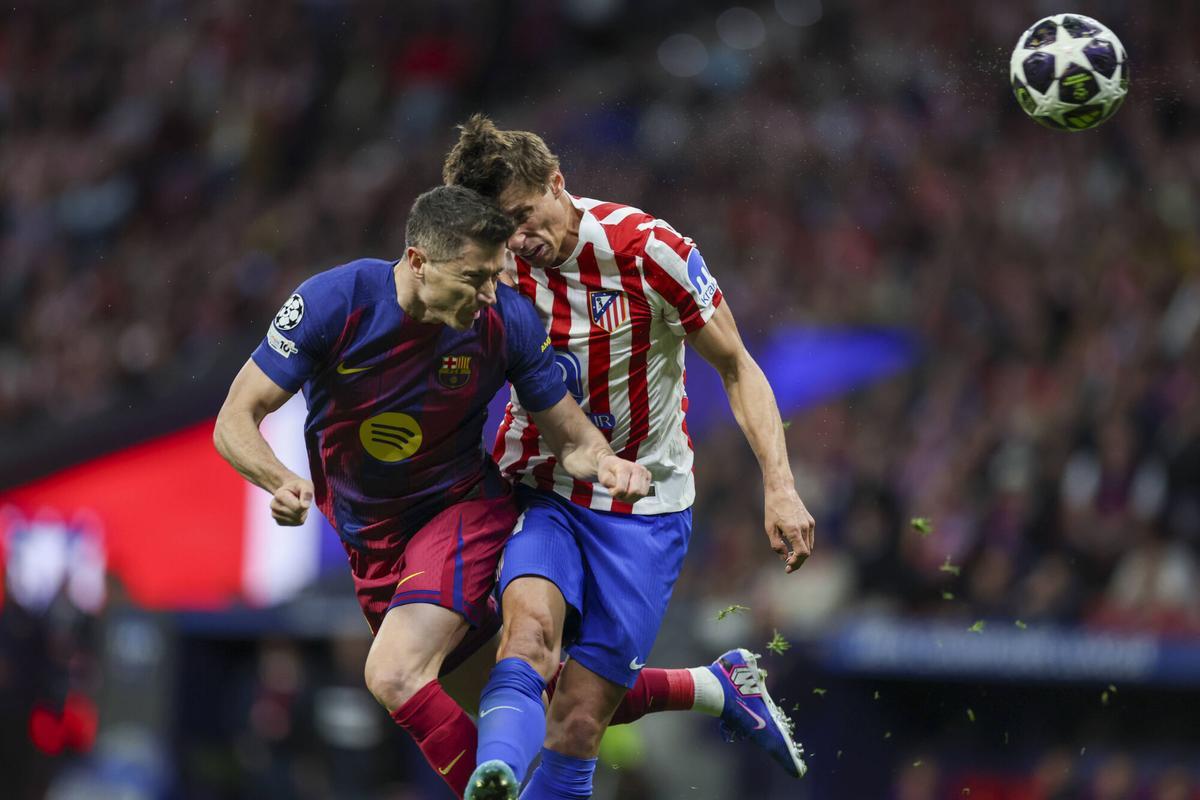 Lewandowski remata de cabeza frente a la oposición de Le Normand en el último partido ante el Atlético de la Champions.