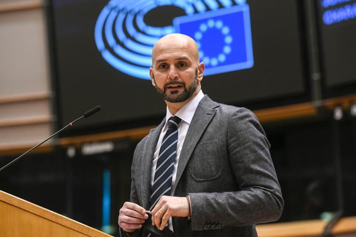 Nicola Procaccini eurodiputado italiano y presidente de los Conservadores y Reformistas Europeos