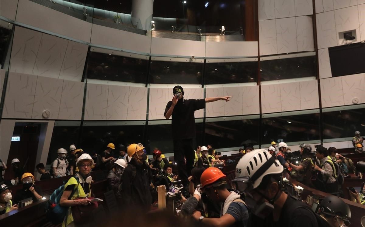zentauroepp48887704 protesters break into the parliament chambers of the governm190701191625