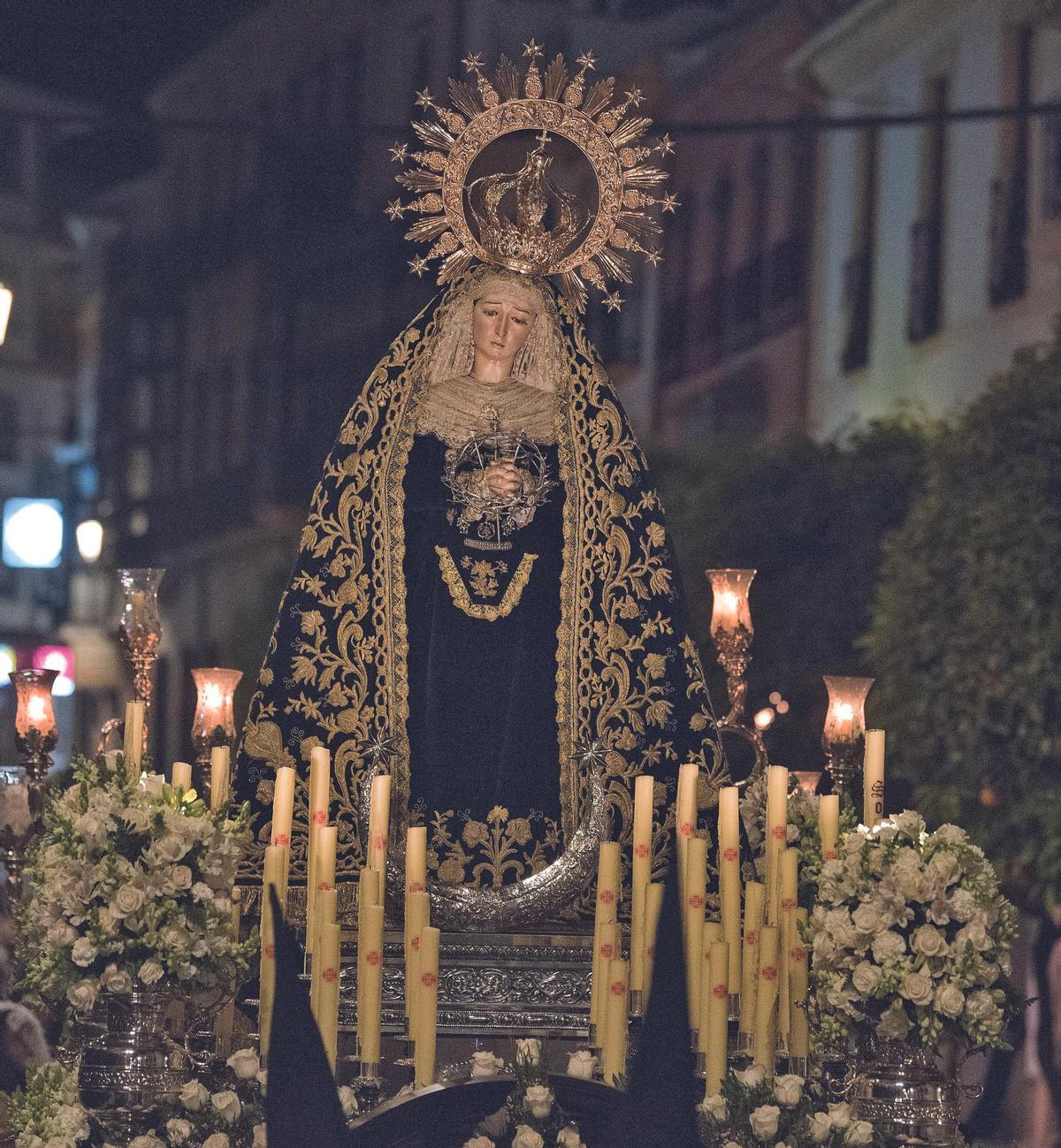 ESCUELA GRANADINA IMAGEN DE LA VIRGEN DE LA SOLEDAD DE BAENA, ATRIBUIDA A PEDRO DE MENA, QUE PROCESIONA EL VIERNES SANTO POR LA NOCHE.