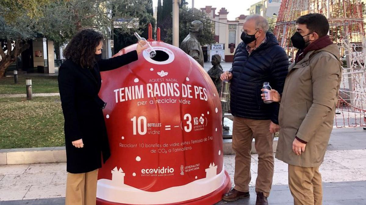 La alcaldesa recicla una botella en uno de los contenedores temáticos de vidrio. | MEDITERRÁNEO