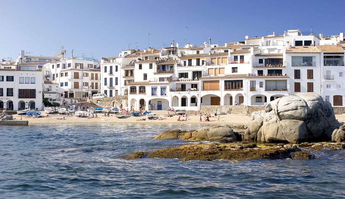 Las calas y pueblos de la Costa Brava conservan una forma de vida ligada al mar, con fachadas blancas abiertas al Mediterráneo.