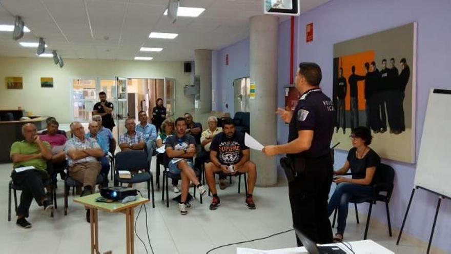 La Policía Local de Onil acomete una campaña para evitar robos de almendras