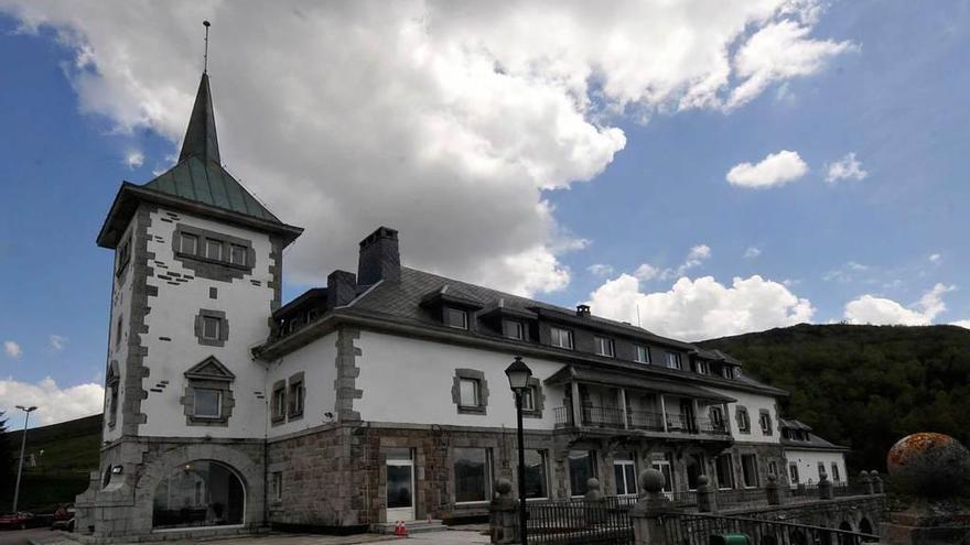 Exterior del parador de Pajares, en el alto del puerto.