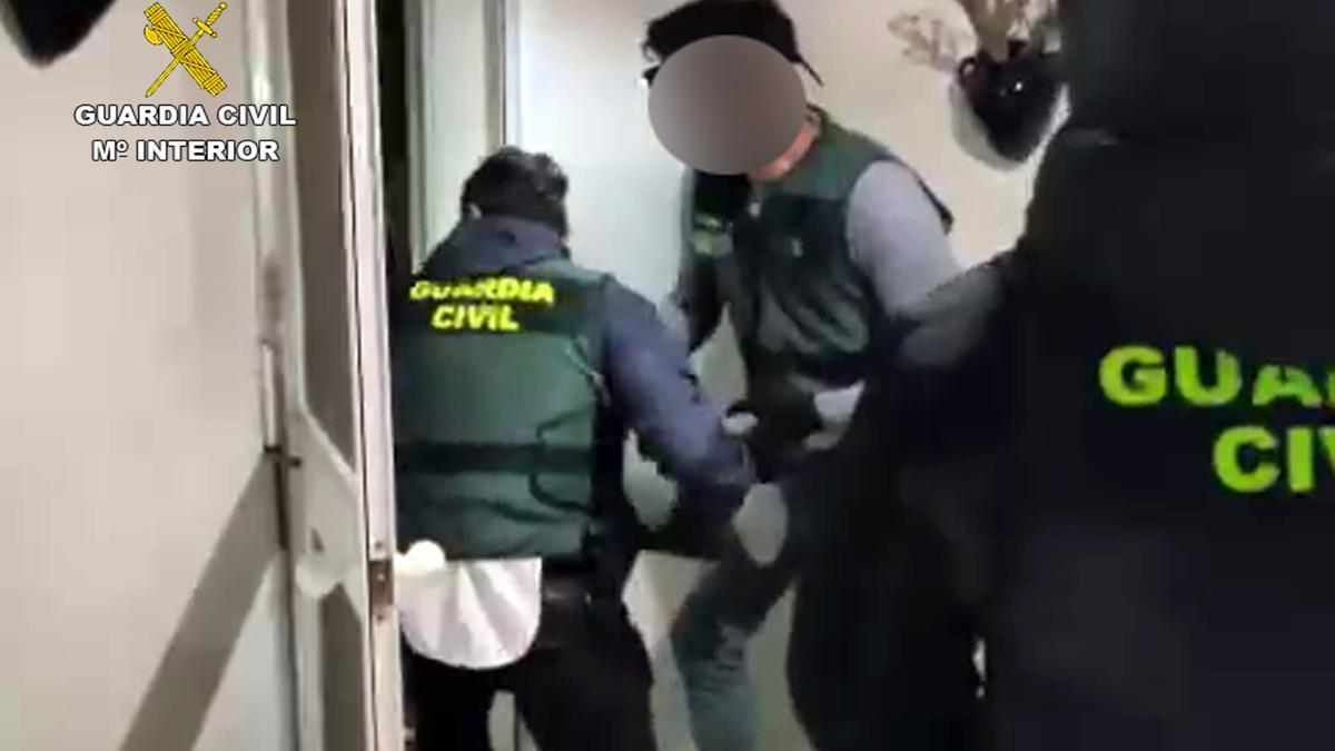 La Guardia Civil detiene a un joven ciberestafador acusado de más de 70 delitos