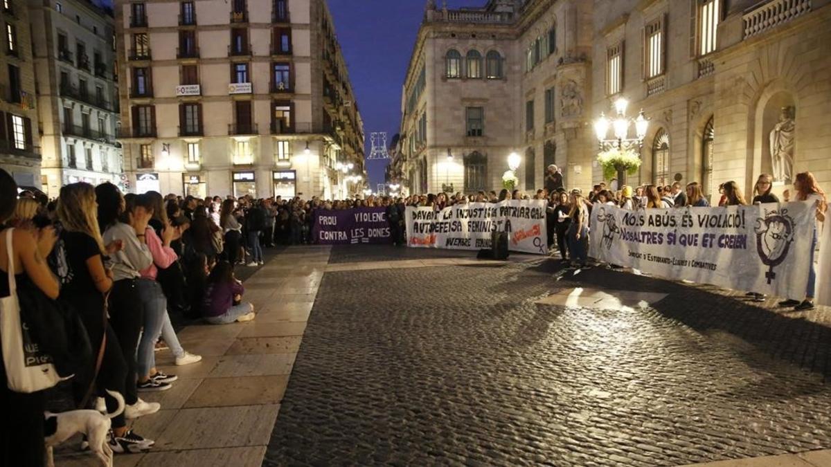 Concentración contra la sentencia a la 'Manada de Manresa' en la plaza de Sant Jaume.