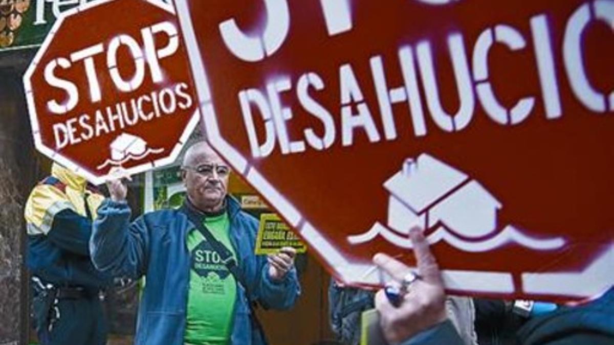 Protesta contra los desahucios en Barcelona, en enero del 2011.