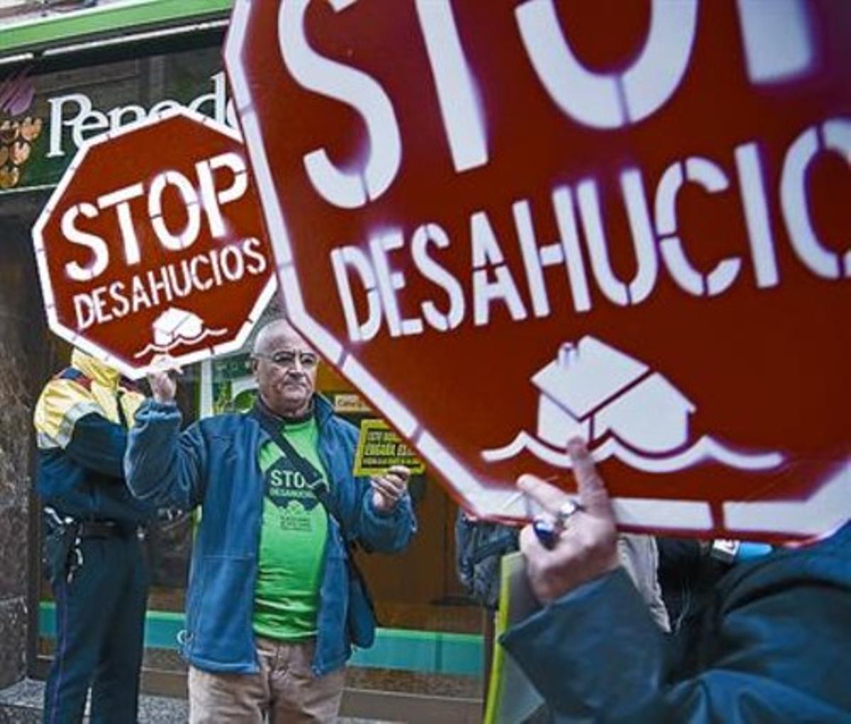 Protesta contra els desnonaments a Barcelona, el gener del 2011. Protesta contra els desnonaments a Barcelona, el gener del 2011.