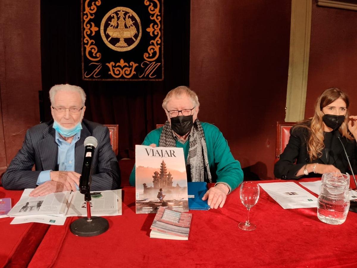 Ian Gibson posa con la revista VIAJAR junto a Antonio Garrigues Walker, a la izquierda, y Sara Cantó, a la derecha.