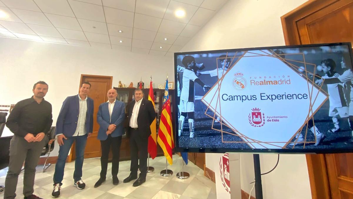 La presentación del Campus Experience de la Fundación Real Madrid en el Ayuntamiento de Elda.