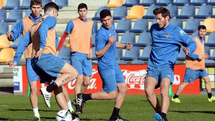 Álex Fernández, Miguel Loureiro y Bruno disputan un balón durante un entrenamiento en Pasarón. // Rafa Vázquez