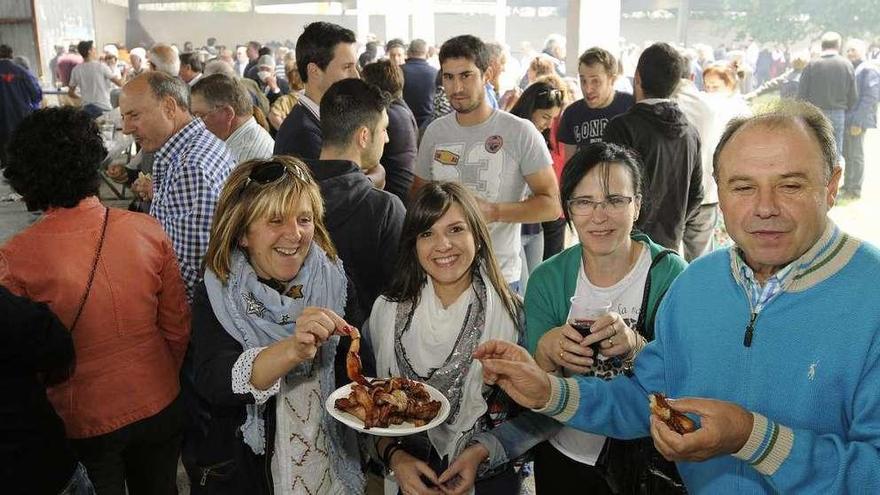 El campo de la feria, lleno de comensales dando cuenta del ágape. // Bernabé/Javier Lalín