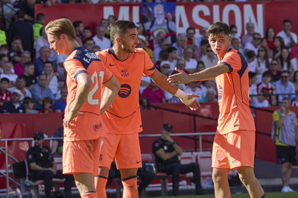 Ferran y Pedri discuten en un momento del partido.