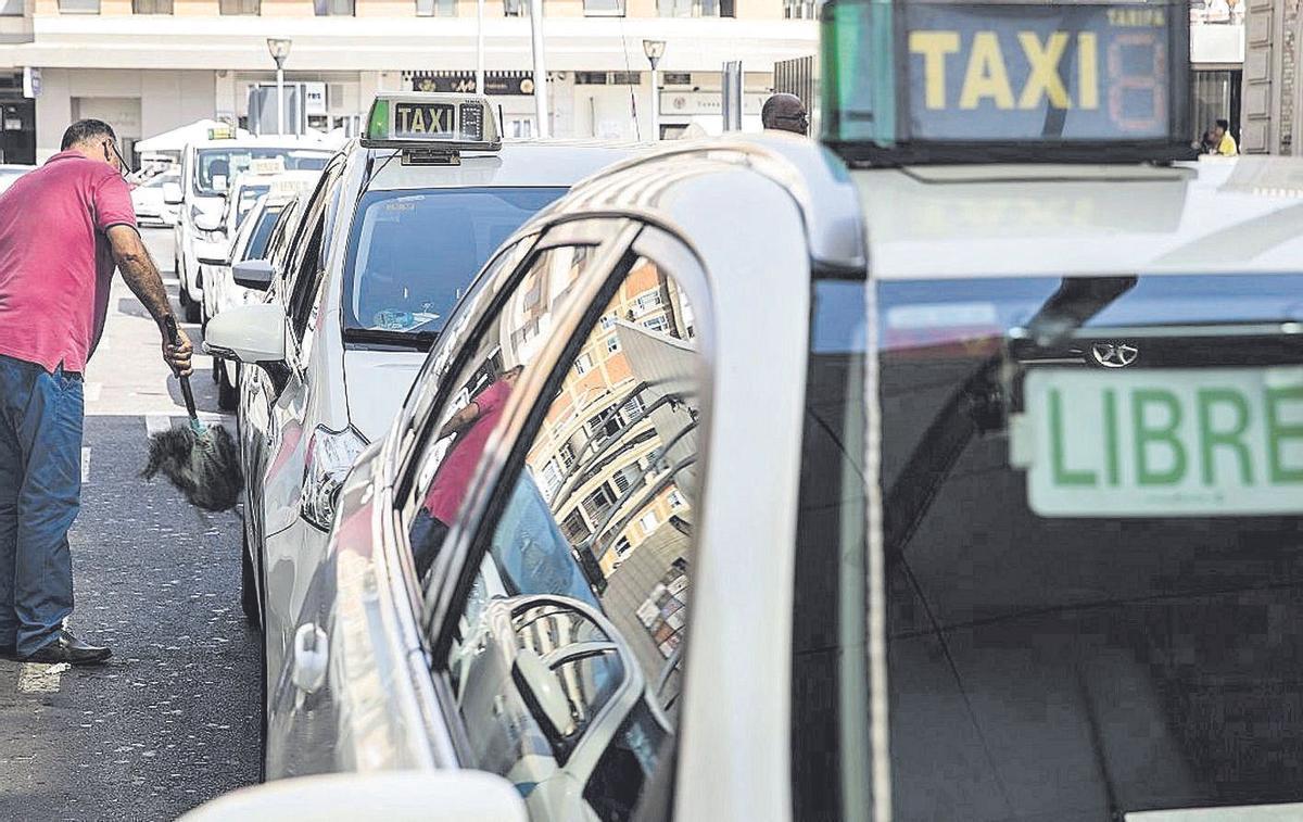 Luz verde a una nueva convocatoria de subvenciones para el uso del taxi adaptado.