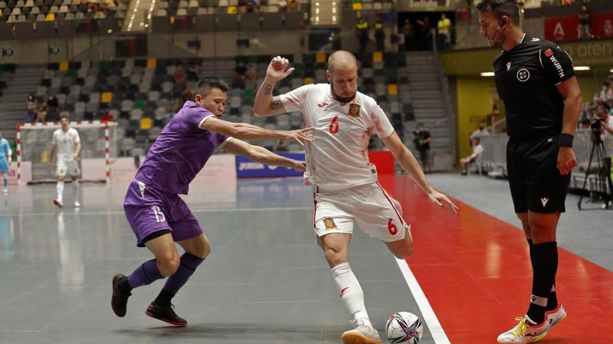 Solano, con el balón en un partido de la selección.