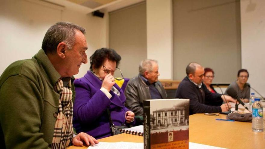 Manuel Fernández Trillo, a la izquierda, junto a familiares de represaliados, en la presentación del libro.