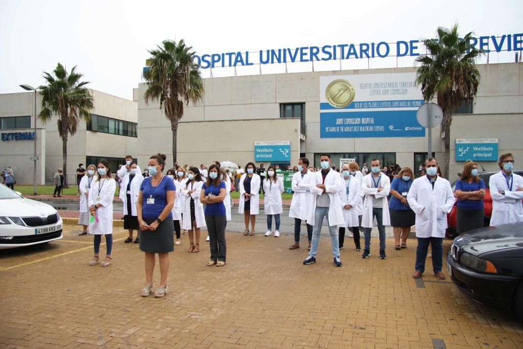 La Plataforma por la Sanidad 100x100 Pública y los representantes del Botànic reclaman el rescate del Hospital y un grupo de trabajadores les da la espalda