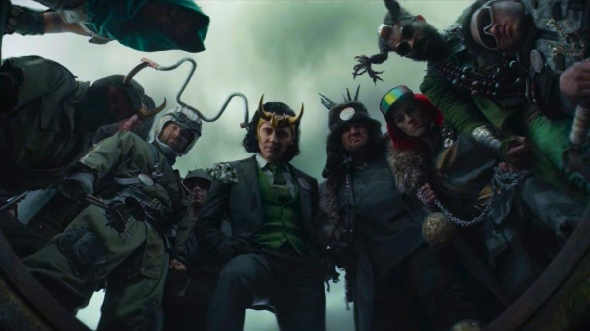 Loki (Tom Hiddleston, en el centro), con diferentes versiones de sí mismo, en 'Loki'