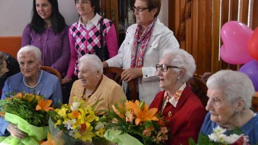 Guillermina Ferreira, Remedios Fernández, Adela González y Rosa Fernández, durante el acto.  // J.V. / E. G.