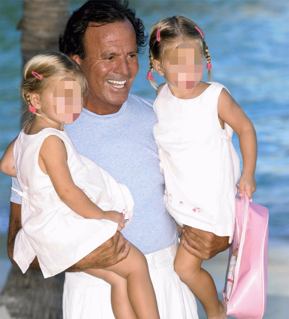 Julio Iglesias con sus hijas Cristina y Victoria