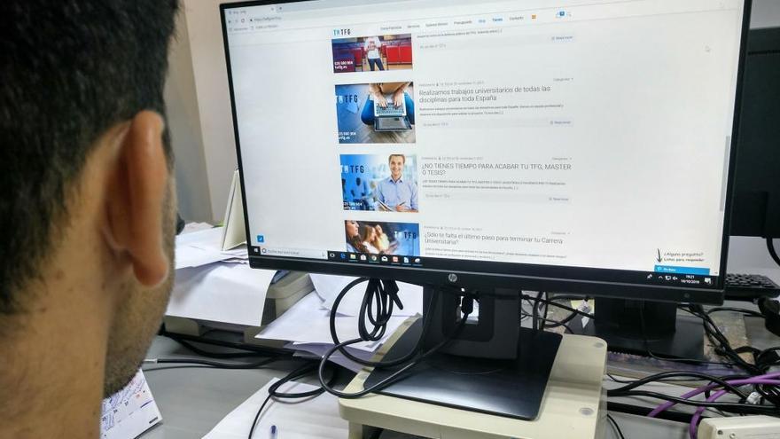 Décenas de páginas se ofrecen en internet para realizar trabajos fin de grado y fin de máster