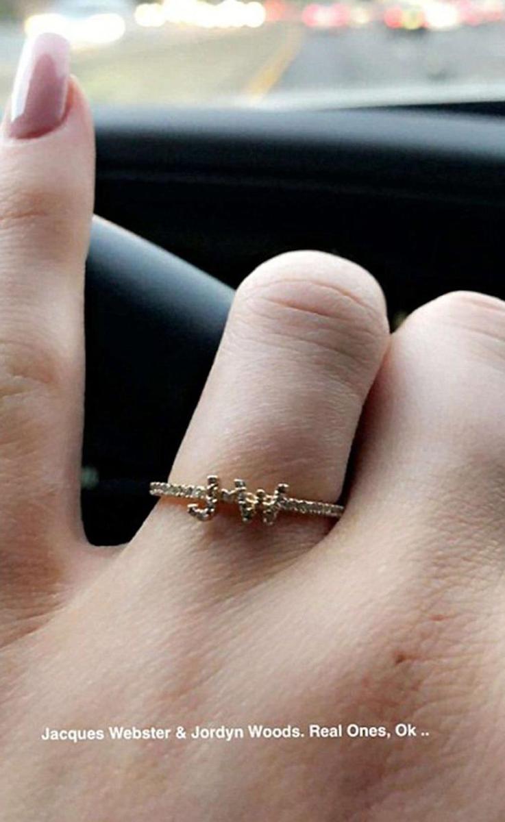 El anillo de Kylie Jenner con las iniciales J W